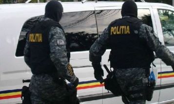 Patru persoane REȚINUTE pentru trafic de droguri