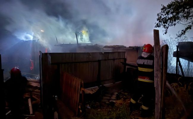 Incendiu URIAȘ într-o GOSPODĂRIE din Argeș!