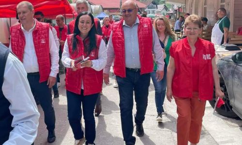 Ministrul Simona Bucura-Oprescu și președintele CJ Argeș Ion Mînzînă, împreună cu Dumitru Marian Boncoi în mijlocul rucărenilor! Faptele bune se fac în echipă!
