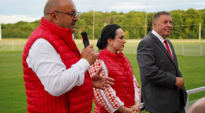 Ministrul Simona Bucura-Oprescu și președintele CJ Argeș Ion Mînzînă, alături de primarul Ion Dumitru și de locuitorii din Albota