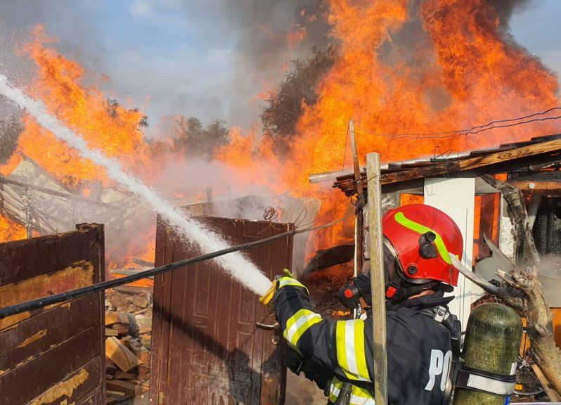 ACUM! Incendiu într-o gospodărie din Argeş