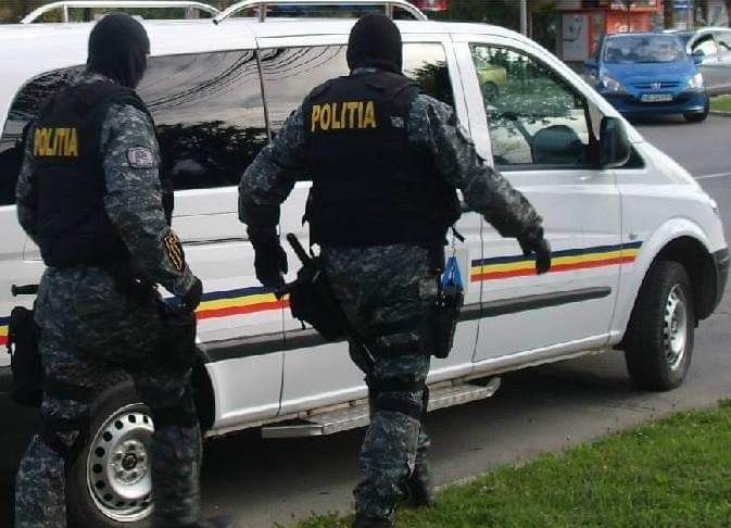 PERCHEZIȚII în Argeș! Patru persoane au fost REȚINUTE