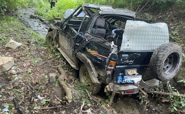 Mașină căzută în râpă la Arefu!
