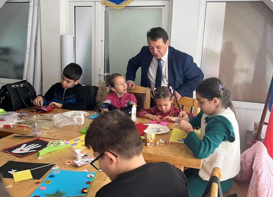 Momente superbe la Primăria Aninoasa! Elevii au realizat mărțișoare alături de primar