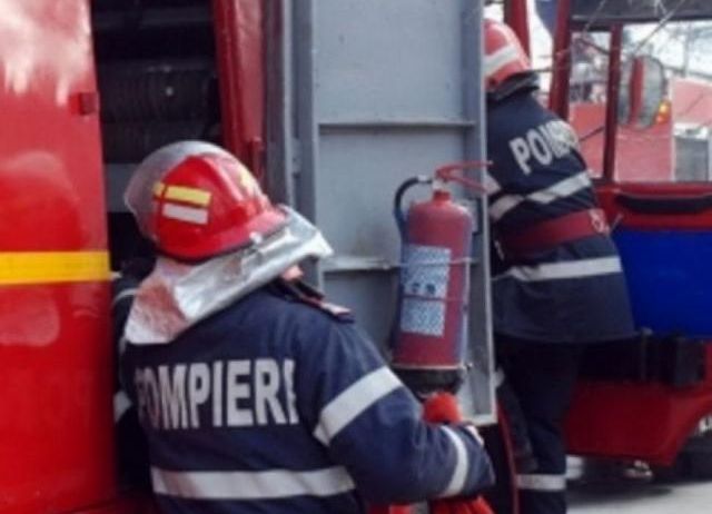 ACUM! Incendiu într-un BLOC din Pitești