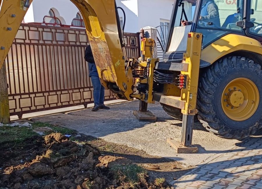 Intervenție cu buldoexcavatorul pentru identificarea branșamentelor de apă ilegale în comuna Bradu