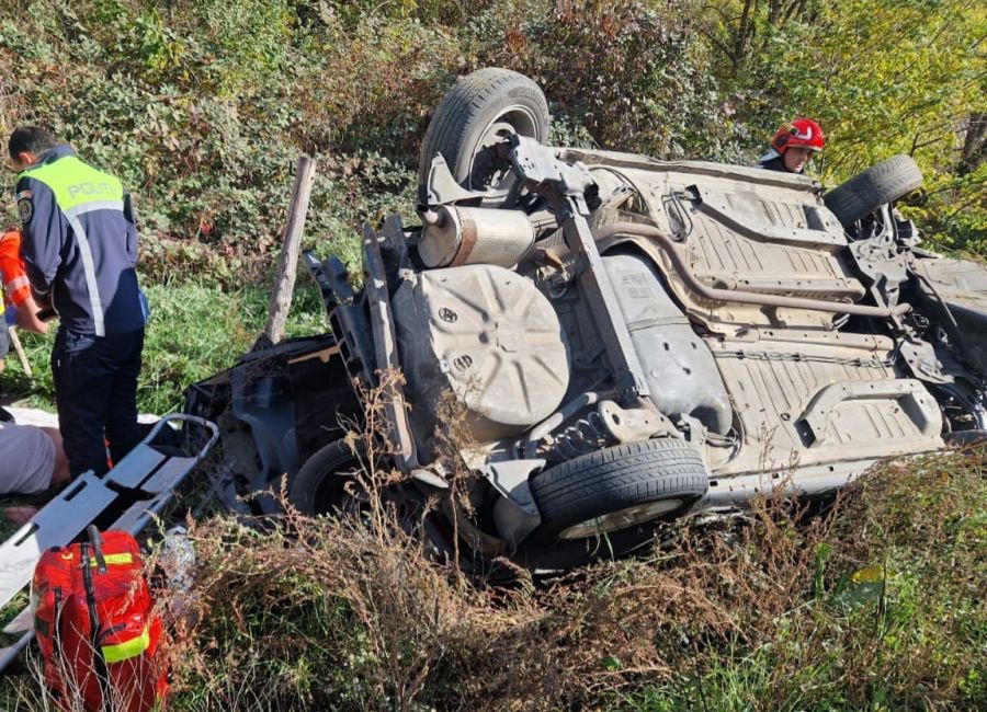 Accident GRAV în Argeș! O mașină s-a RĂSTURNAT