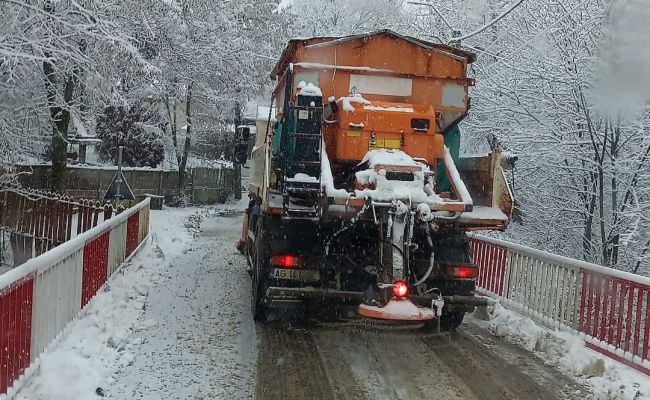 La Ștefănești se lucrează la deszăpezirea drumurilor!