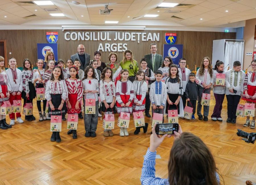 Colindele care au adus lumina Crăciunului la Consiliul Județean Argeș