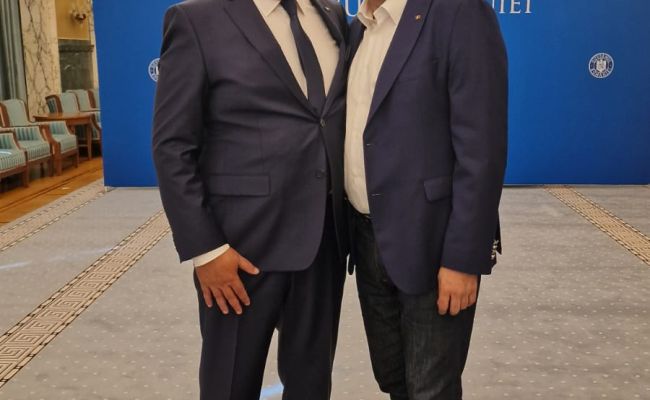 25 de microbuze electrice şcolare vor sosi în Argeş! Preşedintele CJ Argeş a SEMNAT contractul