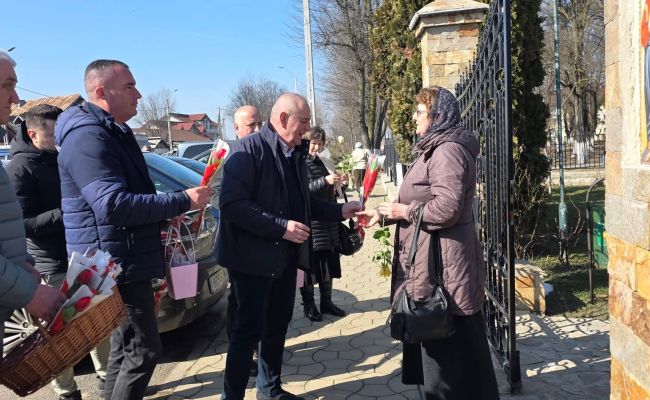 Primarul Nicolae Velcea a oferit flori doamnelor și domnișoarelor!