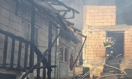 ACUM! ARDE o casă în Argeș!