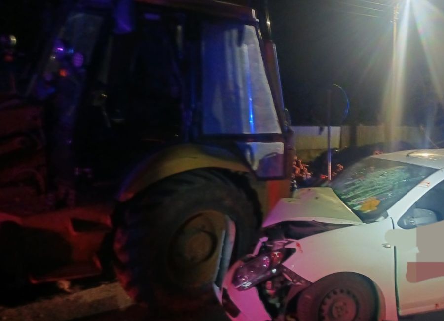 ACUM! Accident în Argeș! A intrat cu mașina într-un EXCAVATOR