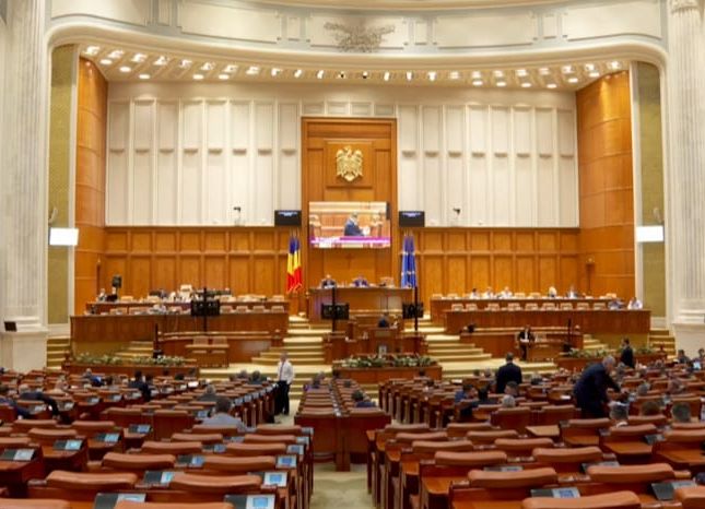 Se majorează amenzile pentru parlamentarii care absentează la ședințe