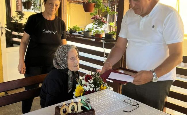 Momente speciale la Ștefănești! O bătrână a împlinit 100 de ani