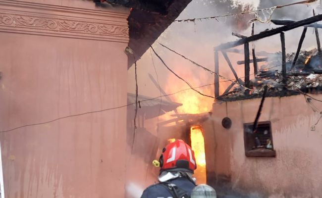 ACUM! Incendiu URIAȘ într-o GOSPODĂRIE din Argeș!