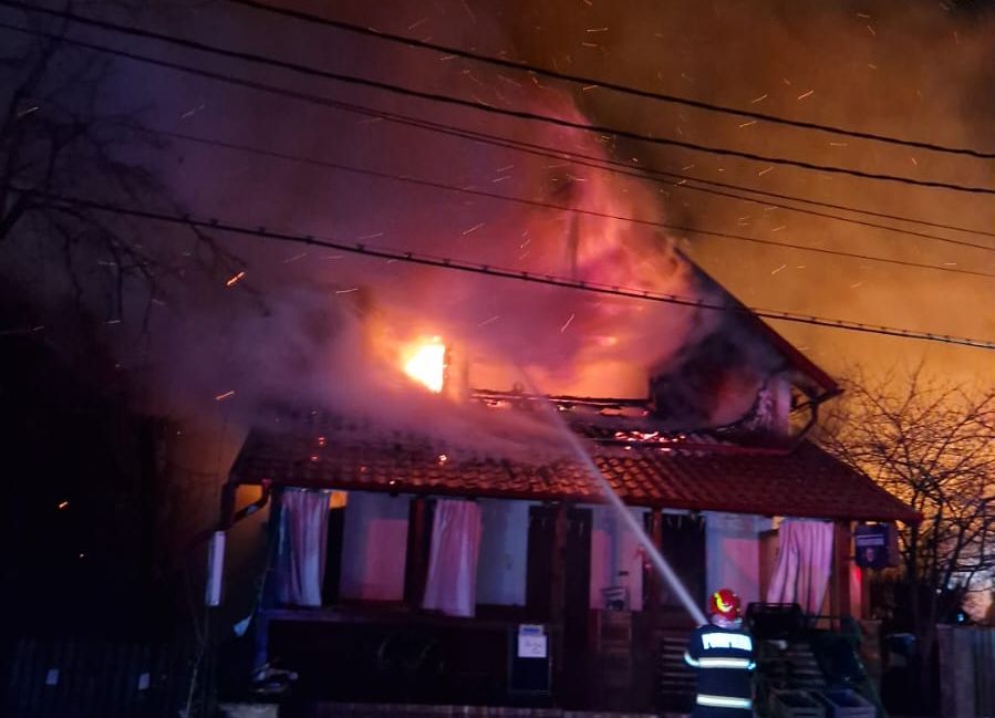 INCENDIU la o PENSIUNE din Argeș!
