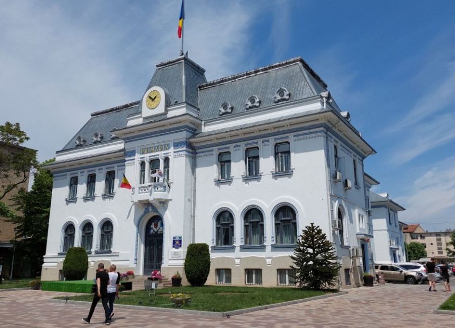 Angajat al Primăriei Piteşti, sub control judiciar pentru 60 de zile