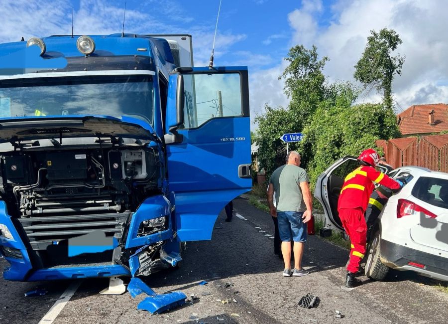Accident GRAV în Argeș! Un TIR a făcut ZOB două mașini