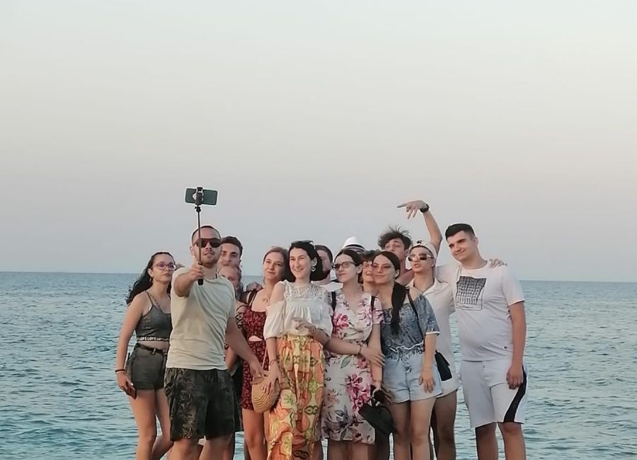 Primăria Mioveni a trimis elevii cu rezultate deosebite la olimpiade, în tabără la mare