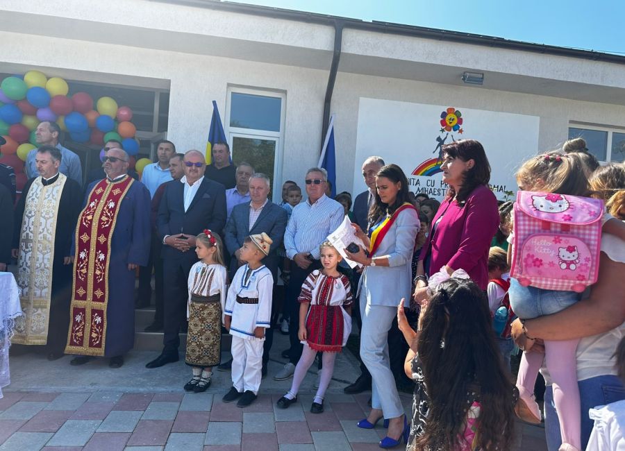 O grădiniţă a fost inaugurată la Mihăeşti cu prilejul începerii noului an şcolar