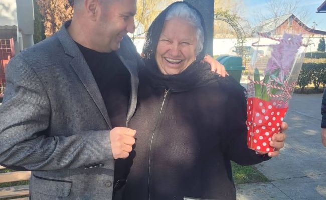 Primarul Dan Stroe a oferit flori doamnelor și domnișoarelor