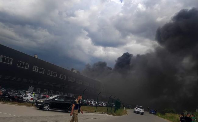 ACUM! INCENDIU la o FABRICĂ din Argeş