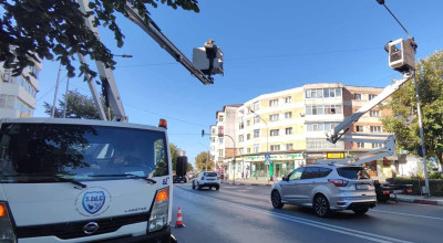 Au început lucrările de montare a iluminatului ornamental de iarnă la Mioveni