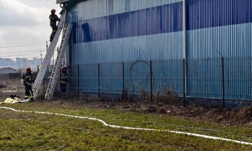 ACUM! ARDE o HALĂ de producție din Argeș!
