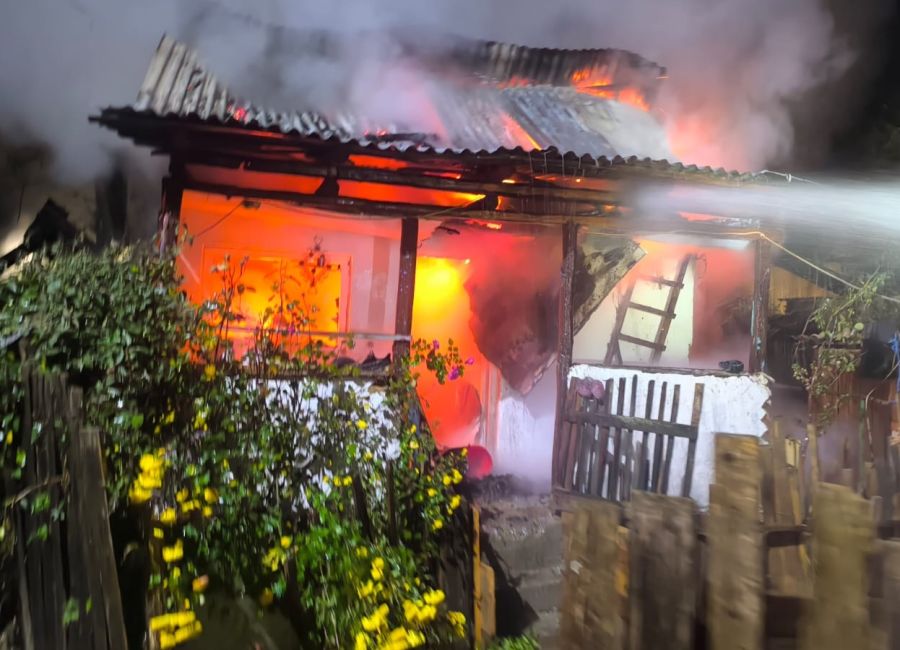 O casă a luat FOC în Argeș!