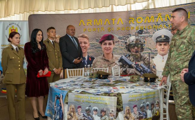Ministrul Simona Bucura-Oprescu, președintele CJ Argeș Ion Mînzînă și primarul Cristian Gentea s-au întâlnit cu angajatorii și candidații de la Bursa Locurilor de Muncă de la Pitești! Argeșul se dezvoltă prin investiții majore care aduc locuri de muncă pl
