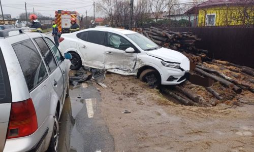 Accident în Argeș! A ajuns cu mașina într-un canal