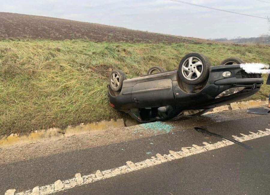 Accident în Argeș! O mașină s-a RĂSTURNAT
