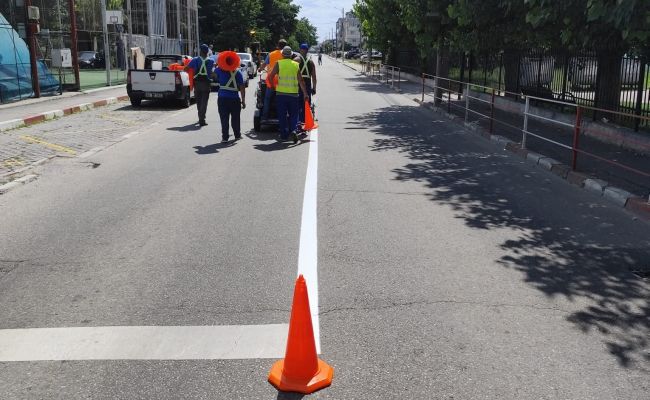 În Mioveni se lucrează la refacerea marcajelor rutiere!