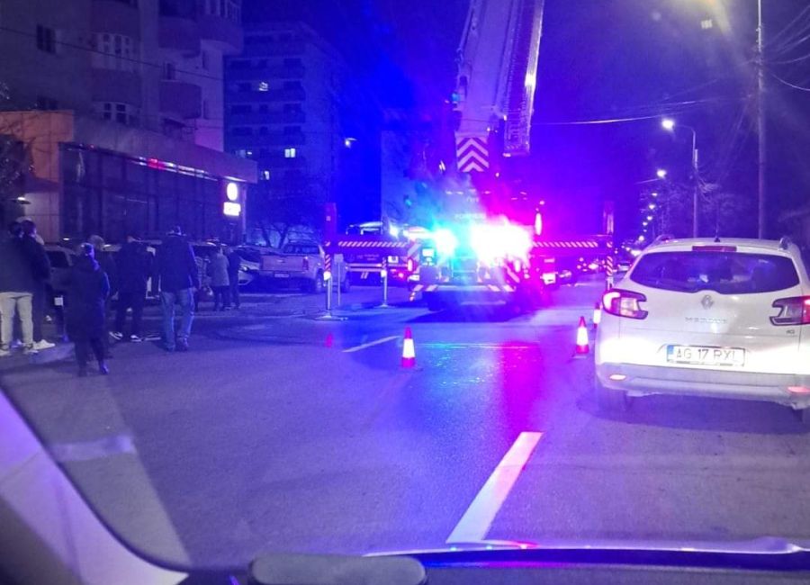 ACUM! INCENDIU într-un BLOC din Pitești