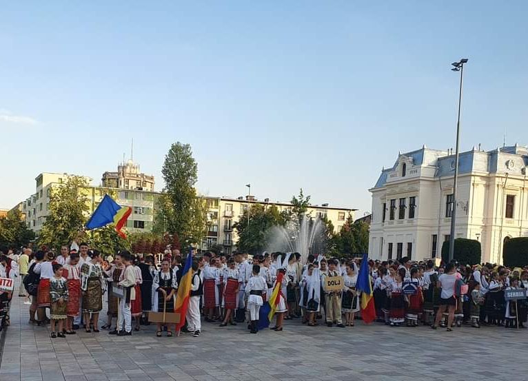 Parada portului popular a deschis Festivalul "Brâulețul"