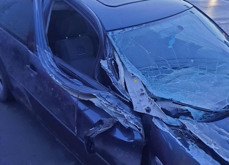 Accident în Argeș! Mașină lovită de o dubiță!