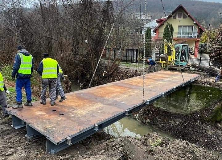 Lucrări la un podeț în orașul Ștefănești