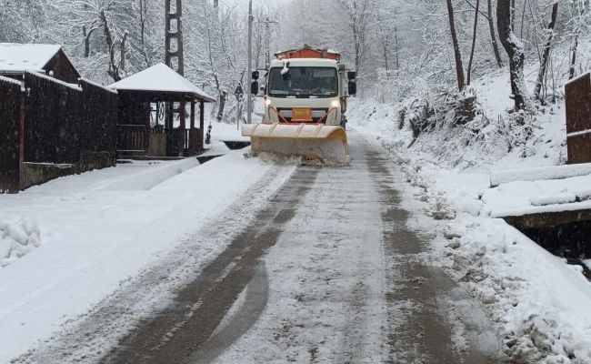 La Ștefănești se lucrează la deszăpezirea drumurilor!