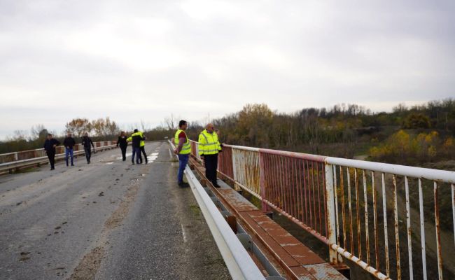 Lucrările de consolidare a podului de la Căteasca, aproape gata!