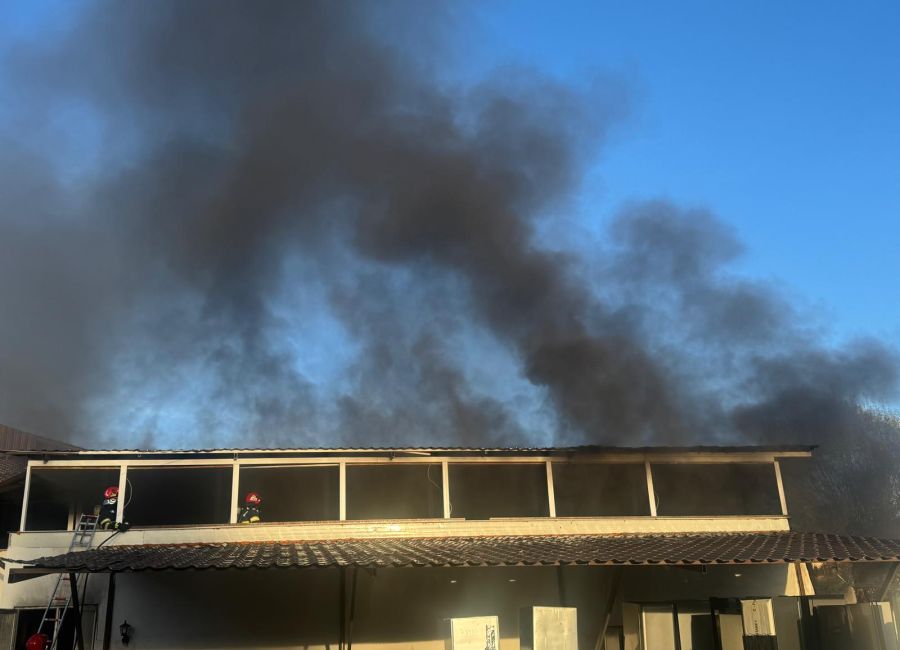 ACUM! INCENDIU la o FABRICĂ din Argeș!