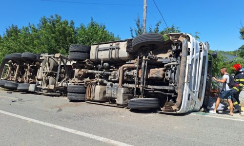 ACUM! Un TIR încărcat cu pui s-a RĂSTURNAT în Argeș!