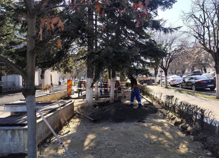 Lucrări de modernizare la locurile de joacă din centrul civic!