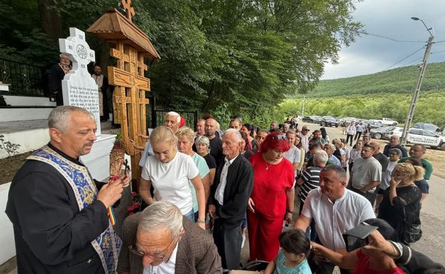 Un izvor și o troiță au fost sfințite la Ștefănești!