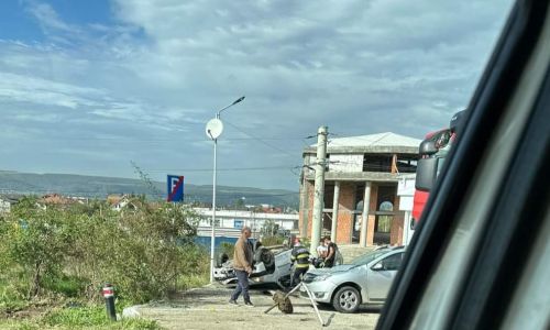 ACUM! Accident în Argeș! O mașină s-a RĂSTURNAT