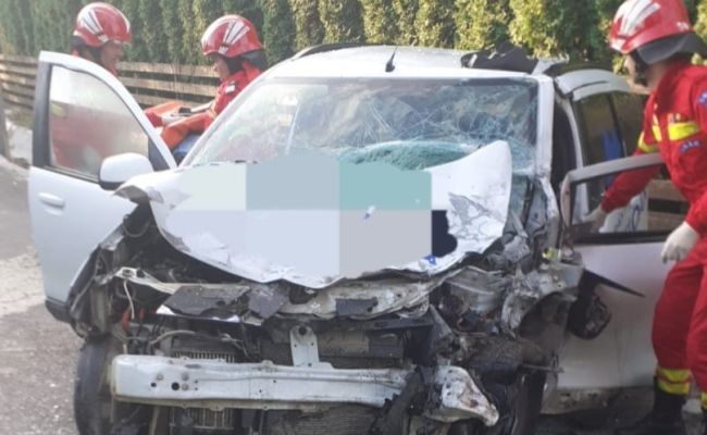 Accident GRAV în Argeș! Un tânăr a rămas ÎNCARCERAT