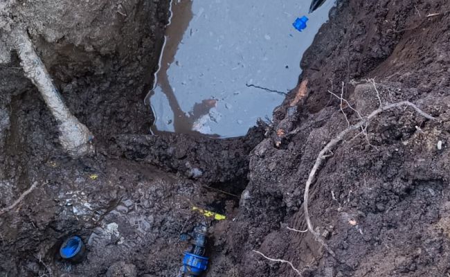 Intervenție cu buldoexcavatorul pentru identificarea branșamentelor de apă ilegale în comuna Bradu