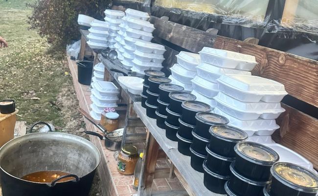 Primarul comunei Mărăcineni a împărțit sute de pachete cu mâncare caldă pentru familiile cu venituri mici