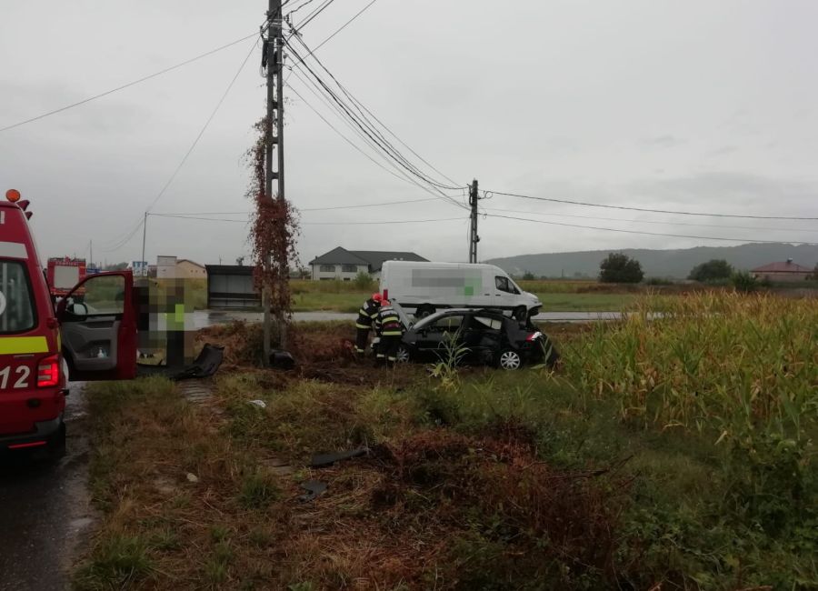 Accident în Argeș! A intrat cu mașina într-un stâlp