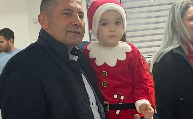 Primarul Dan Stroe, cadouri pentru copiii de la creşă